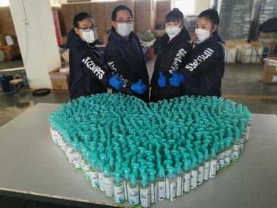 疫情之下北京消毒企业忙生产,为抢时间大家尽量不喝水